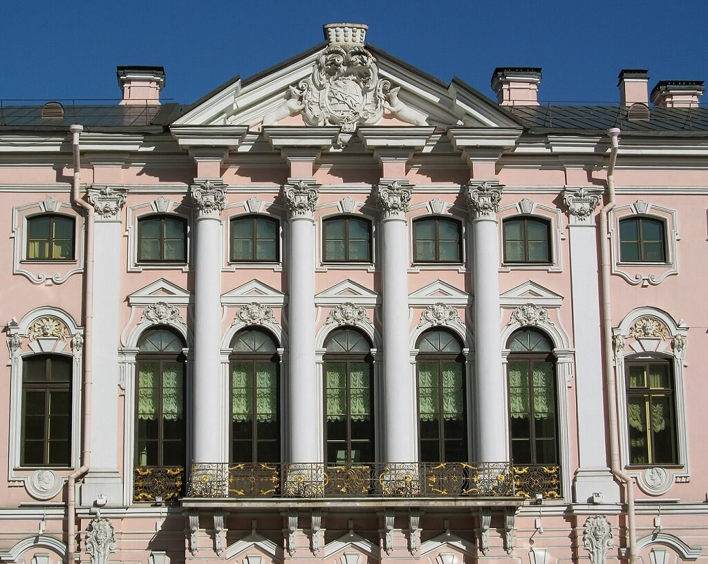 Строгановский дворец вблизи Строгановский дворец