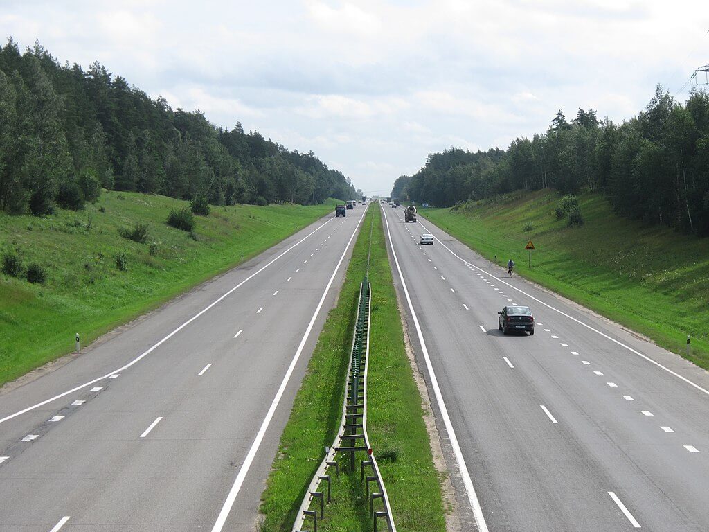 Автомагистраль М1 около Минска Чем платная дорога отличается от обычной