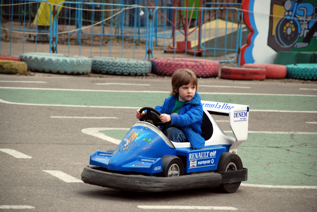 Ребёнок на машине Картинг для детей в СПб