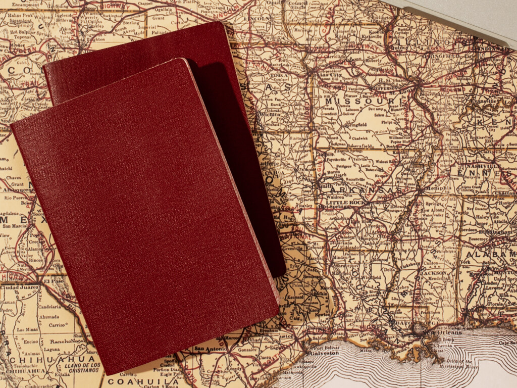 Два паспорта лежат на карте мира Обязательна ли прописка для граждан РФ?