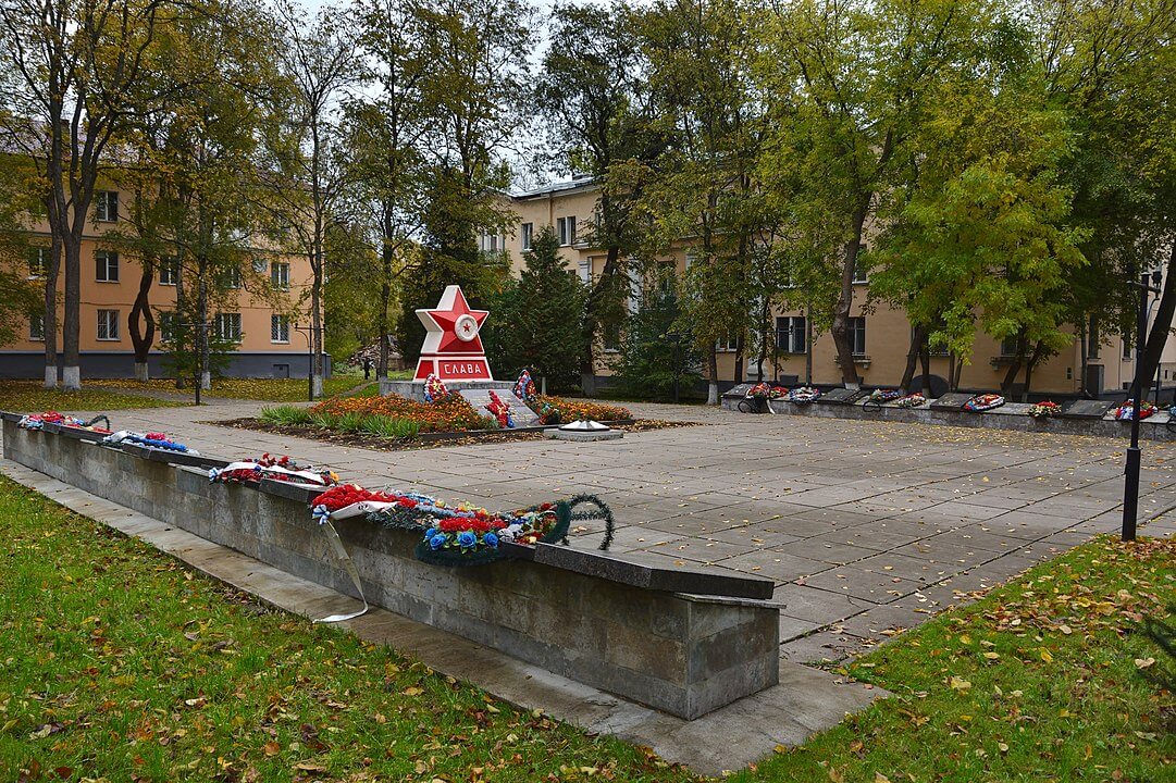 Памятник «Слава Героям» Памятник «Слава Героям»